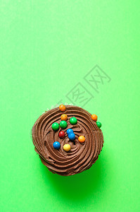 一个巧克力蛋糕孤立在绿色背景上的巧克力蛋糕糖诱惑庆典图片