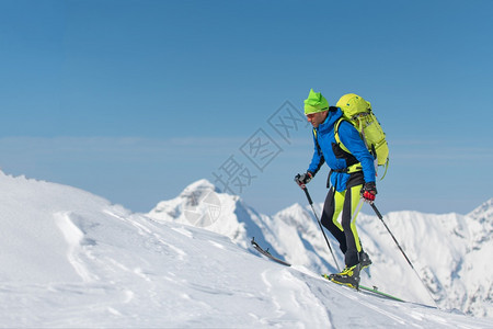 穿越滑雪男子独自前往山顶雪鞋巡回演出高山图片