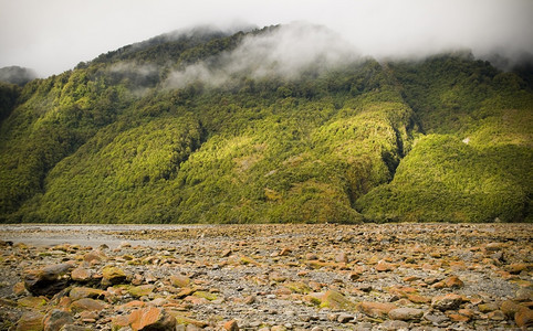 溪溅约瑟夫落基山谷地层丘平滑浮起云彩图片