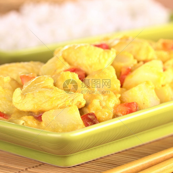 餐具烹饪红铃辣椒和土豆的鸡南瓜咖哩后选择焦点煮饭关注前面的鸡块咖喱图片