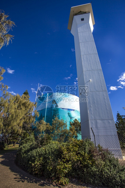 结构体安全信标澳大利亚昆士兰州布丁卡莫洛拉河口附近的Cartwright点灯塔和集水池视图图片