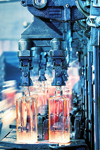 行业在传送带上生产瓶子玻璃厂生产瓶子商业在职的图片