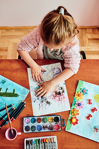 乐趣学龄前小女孩用彩色涂料和蜡笔绘画照片在课堂艺术上做图片时玩得开心的童年儿可爱学校图片