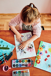 乐趣学龄前小女孩用彩色涂料和蜡笔绘画照片在课堂艺术上做图片时玩得开心的童年儿可爱学校图片