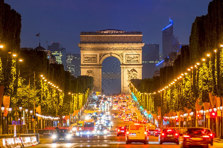 欧洲凯旋著名的法国巴黎对香普ElyseesTriumphal拱之夜夏普Elysees和夜中ArcdeTriomphe的频繁交通图片