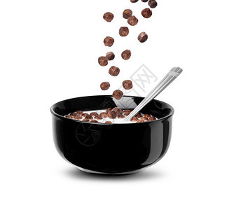 一顿饭营养巧克力麦片球倒在牛奶里黑碗产奶孤立在白色背景上紧贴着剪切路径脆的图片
