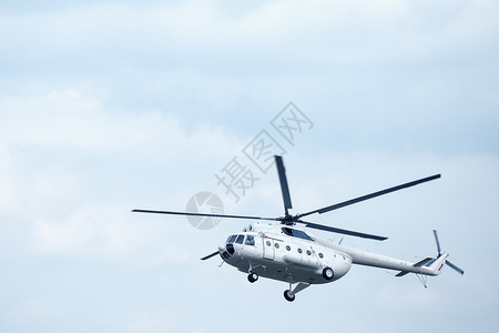 空气蓝天中的白色直升机运动与自由的概念蓝天中白色直升机飞场图片