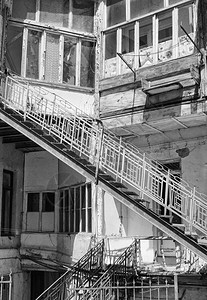 路德维希短缺户外一座有楼梯的破旧公寓详细图象图片