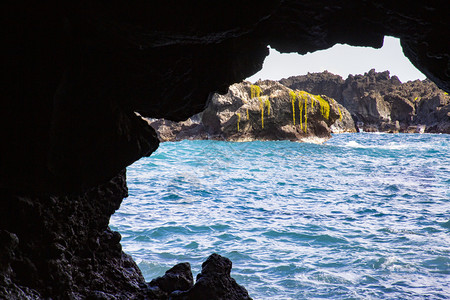 冒险蓝色的探洞海面穴在黑暗的岩石外向着蓝梅上的开阔图片