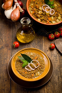 晚餐门户14木桌上配洋葱和樱桃番茄的自制新鲜扁豆汤蔬菜图片
