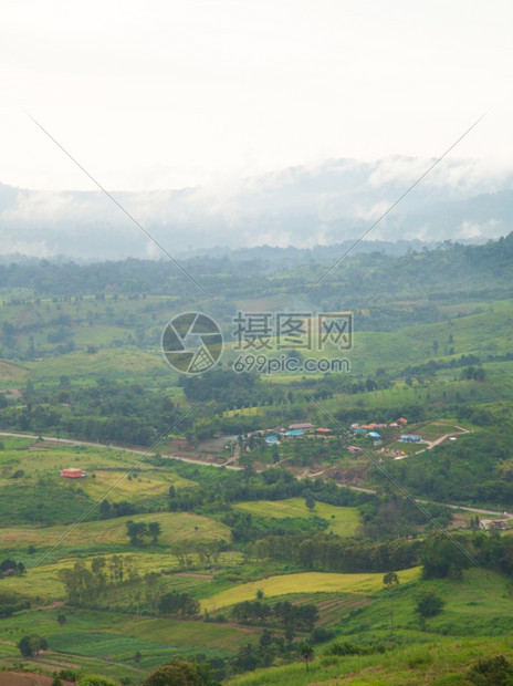 场景风优美山区Zoning的农业区村民在林地上种植的农庄和村里民范围图片