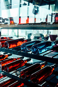 材料泰国酒精一排五颜六色的酒瓶图片