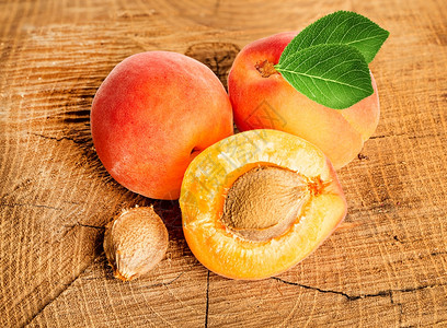 素食主义者核心橙木制背景上的杏子图片