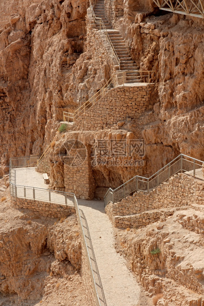中间最佳走道Masada废墟的步行道以色列犹太沙漠东部边缘的一个古老堡垒图片