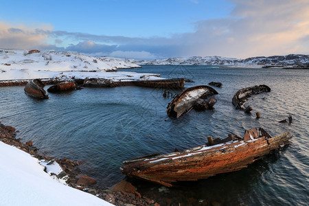 圆圈俄罗斯克萨州Murmansk地区日出Tairiberke小渔船结石人们图片