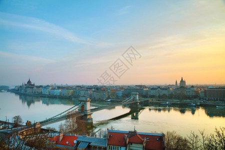 布达佩斯在日出时与议会大厦的概览建造哥特旅游图片