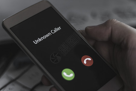 数字进货不知名的来电者A男人手里握着电话想结束这个在夜里Incognito或匿名的人打来电话屏幕图片