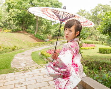 花园里穿和服的女人图片