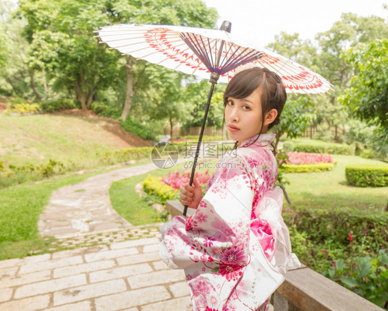 花园里穿和服的女人图片