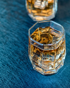 威士忌酒夜生活饮料一杯加冰的威士忌特写两杯加冰的威士忌图片