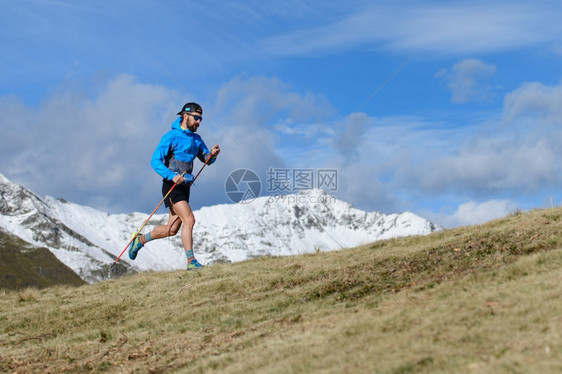 秋天在山地草原上跑步的火车第一次雪降在山上健康景观游览图片