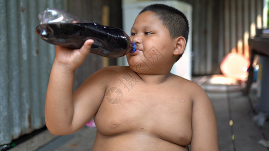 亚洲胖男孩喝可乐胃玻璃一顿饭图片