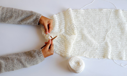 冬季最简单的概念女用针织白围巾在色背景上手工制作季节礼物令人惊叹的温柔颜色纱越南惊人的图片