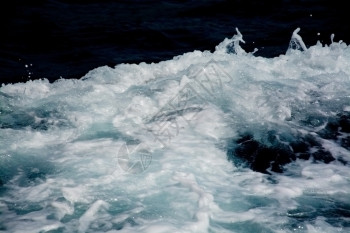 岛海上绿松石Azure和白船用色喷洒雾和投落的深蓝色背景摘要唤醒海雾图片