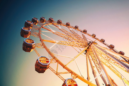 抽象的乐趣圆形巨人Ferris轮在夜空中娱乐公园图片