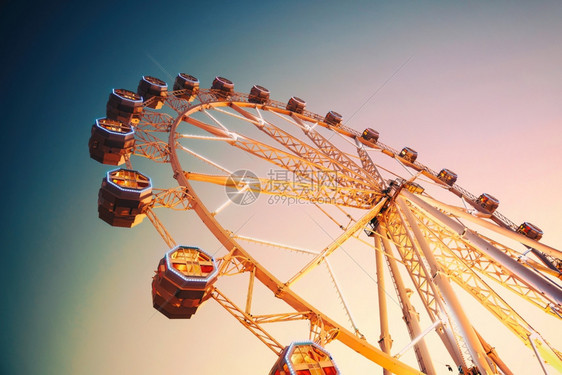 抽象的乐趣圆形巨人Ferris轮在夜空中娱乐公园图片