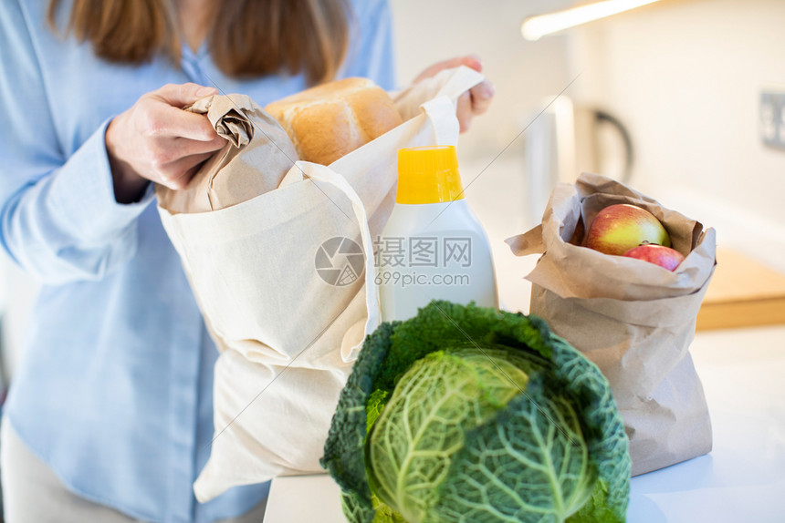 三十岁复制友好在无塑料包装的中卸下杂草离妇女从购物旅行回家的路程较近图片