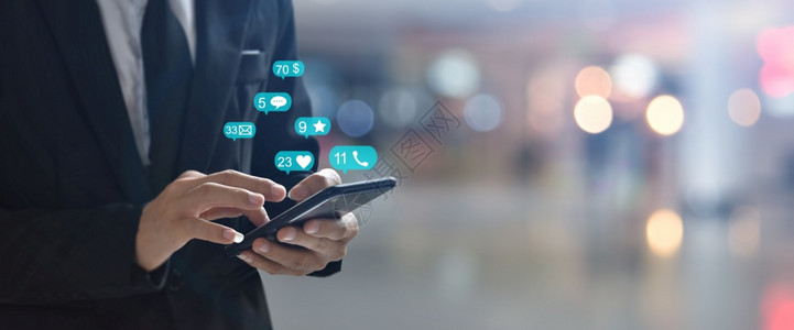触碰社会的联系使用智能手机与社交网络图标的商人为业在线银行务技术发送短消息复制空间理念图片