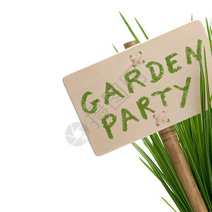 喜庆的花园派对邀请卡一个木板面用绿色计划在白背景与绿化计划隔离邮政夏天图片