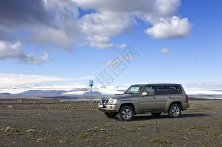 离开一种在荒郊野外的一个停车场可以看到冰岛的通德拉以及斯普伦吉桑杜尔高地路线上巨大的瓦特纳乔库尔冰川景观图片