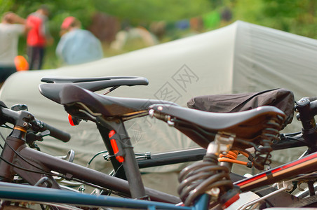 旅行自车骑者的帐篷营地夏季露的帐篷和自行车夏季露营地的帐篷和自行车骑者的帐篷营地运动循环图片