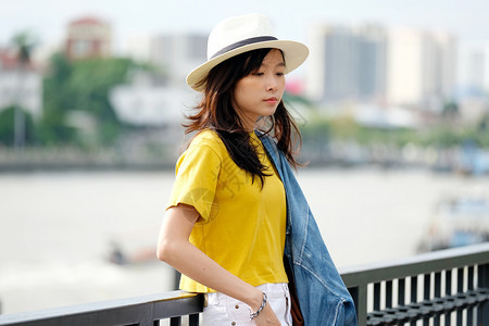 时尚城市户外背景的年轻亚洲女肖像临时生活者旅行博客人们成图片