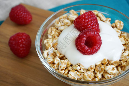 山莓轧制健康饮食早餐配有一碗酸奶薄片和新鲜果子蛋白质图片
