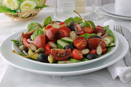 夏天维生素季蔬菜沙拉配有巴西和披肩刺山柑图片