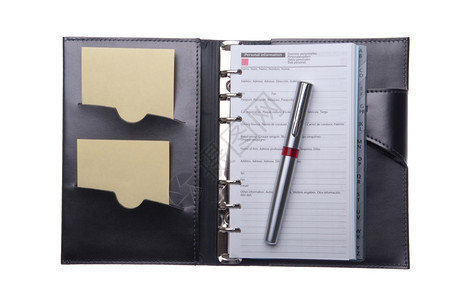 带有粘贴笔记和白背景孤立笔的皮革商业议程黑色的约定日记图片