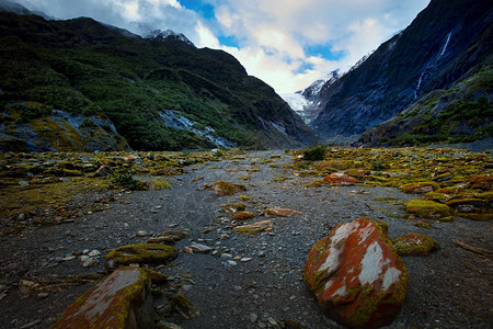 约瑟夫新西兰最受欢迎的旅游目地亚瑟夫河冰川的美丽景色在新泽西岩石多云的图片