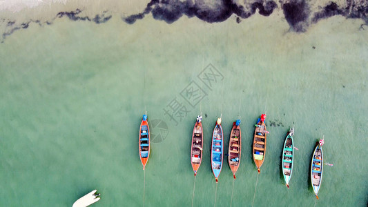 海岸线附近多彩的木制船只美丽景观高图片