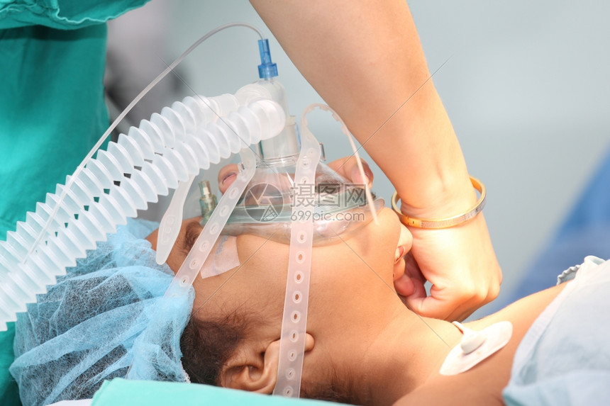 女孩患病的士护为手术准备氧气面具给一个身份不明的病人做手术图片