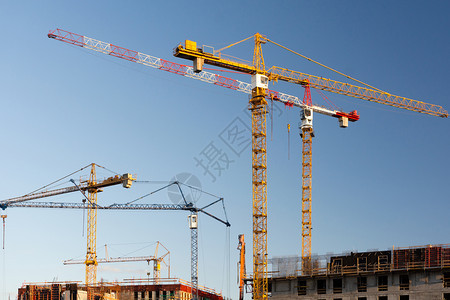 工业的新蓝色天空背景一组建筑起重机项目图片