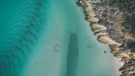 美丽的晶清澈海洋空中景象地中海支撑图片