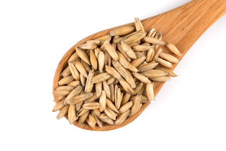 小麦收成木勺中在白色背景上孤立的有机燕麦粒干燥图片