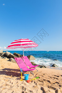 沙滩边的太阳伞和沙滩玩具图片