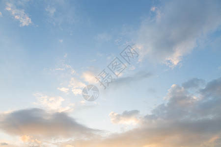 夏天早晨云朵笼罩空太阳照亮橙色的云彩早上空气中射线蓬松的图片