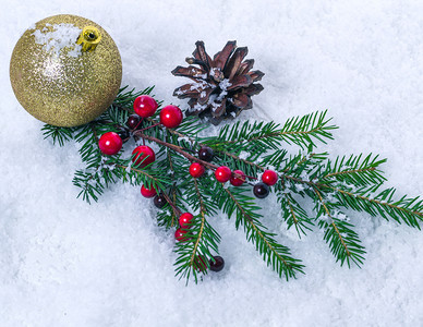 明亮的假期新年黄闪亮球树枝和积雪分支图片