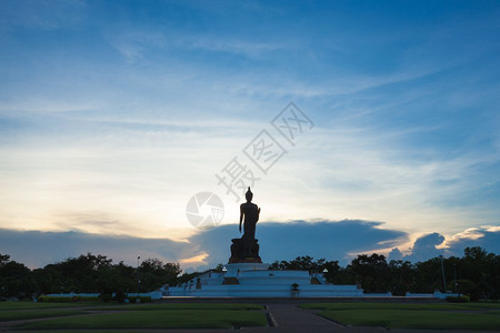 上市日落的夕阳夜空中月光亮明珠东图片