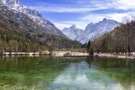 场景风优美高山斯洛文尼亚美丽的小山区湖景观图背景图片